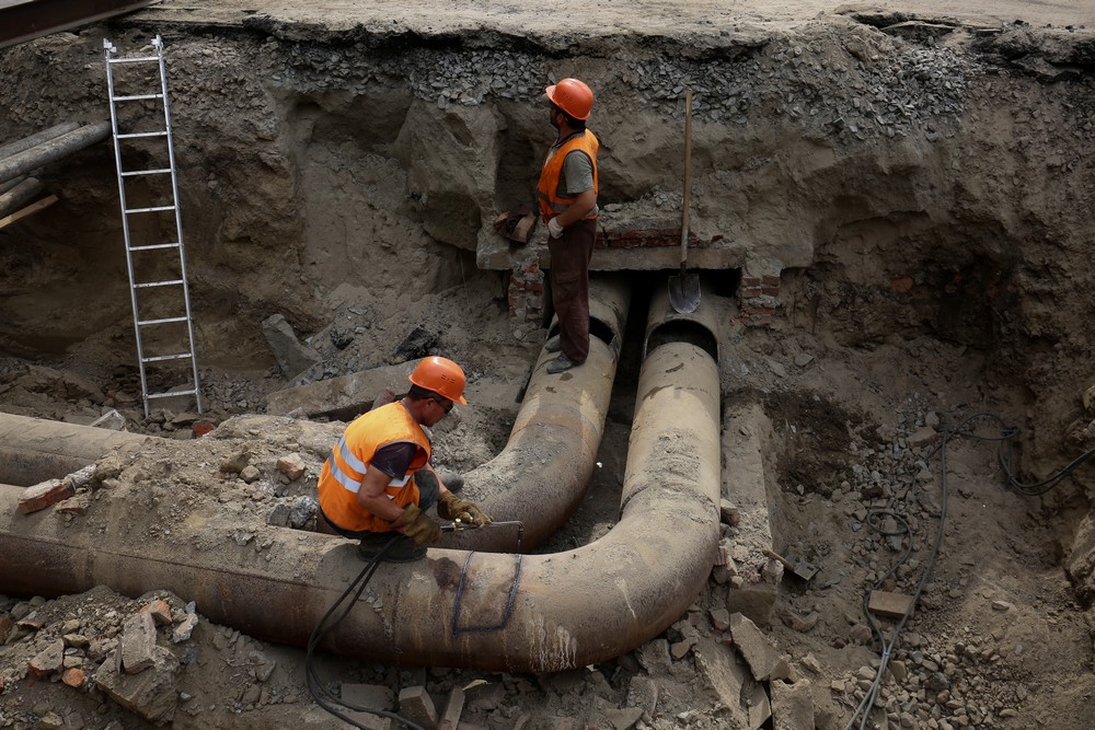 Ремонт теплотрассы на Бориса Богаткова. Июль 2021 года