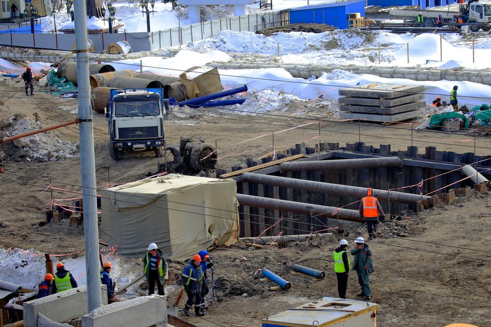 Вид на стройку моста с правого берега. Март 2021 года