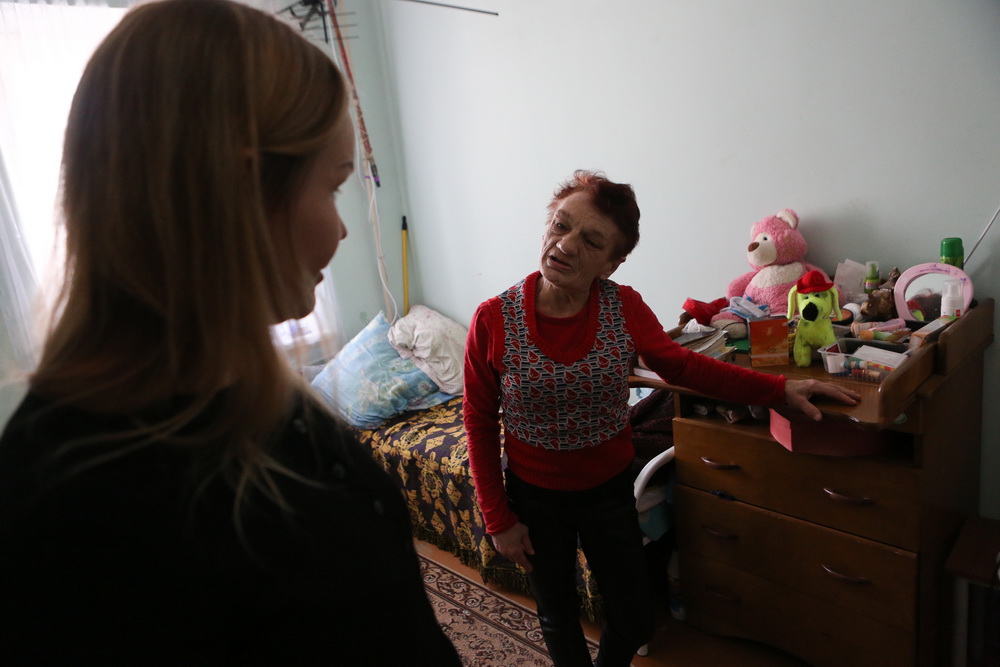 «Не надо плакать, надо жить!» — машет рукой на прощание миниатюрная пожилая женщина. Местные зовут её Танюшка. В комнате у неё, как у принцессы — плюшевые розовые зайцы, рюшечки, ковёр и комод, который она купила на пенсию. Так и живут.