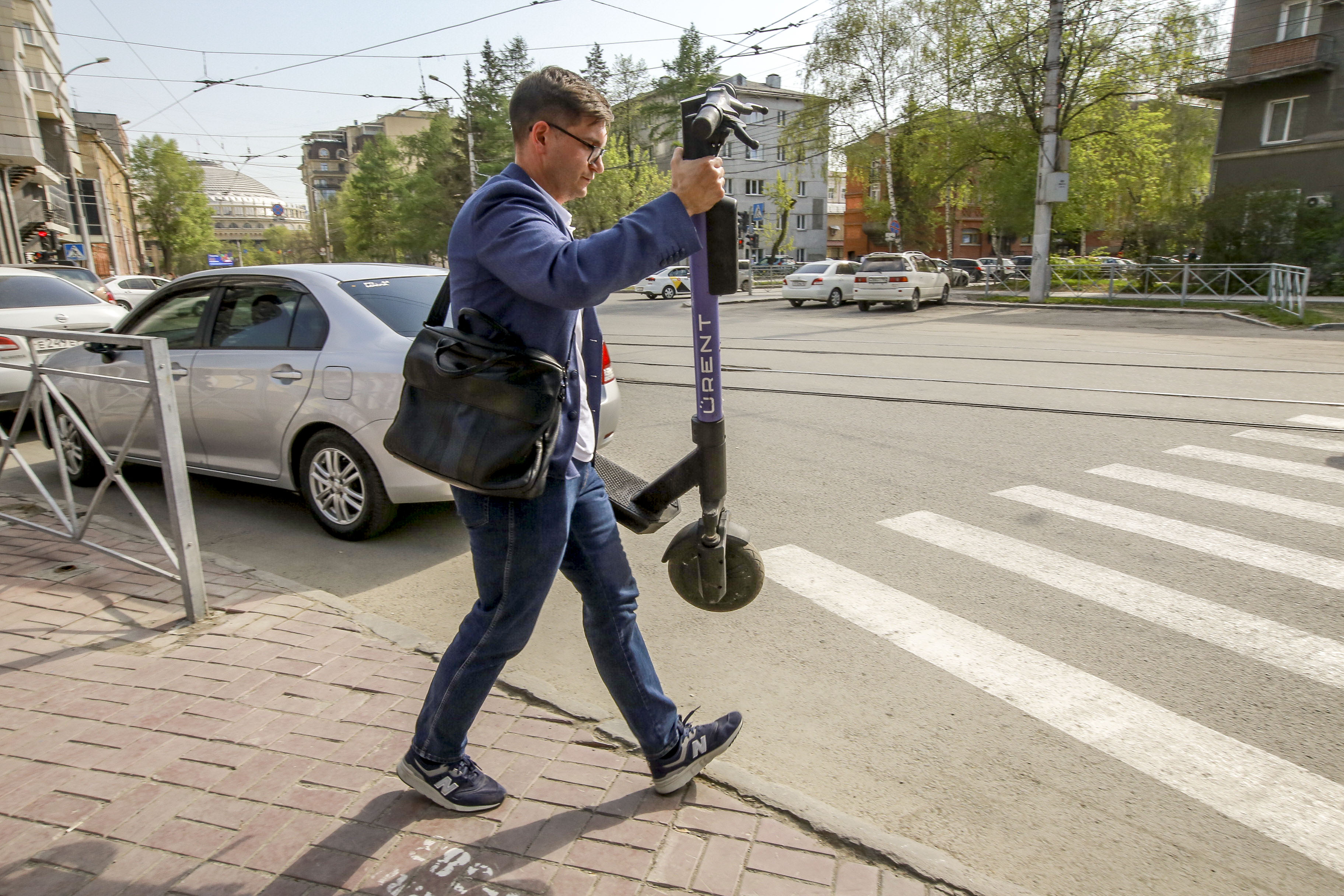 Изъятие хаотично припаркованных самокатов в центре Новосибирска (14 мая 2022 года)