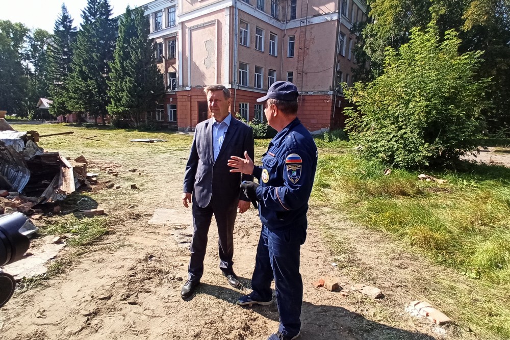 Техника разбирает остатки рухнувшей стены возле школы №57. Август 2021 года