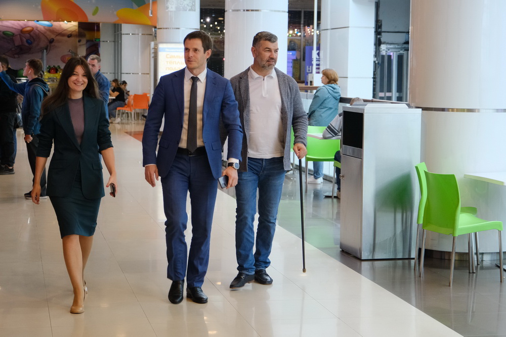 Министр цифрового развития и связи Новосибирской области Сергей Цукарь (в центре) и министр промышленности, торговли и развития предпринимательства Новосибирской области Андрей Гончаров (справа)