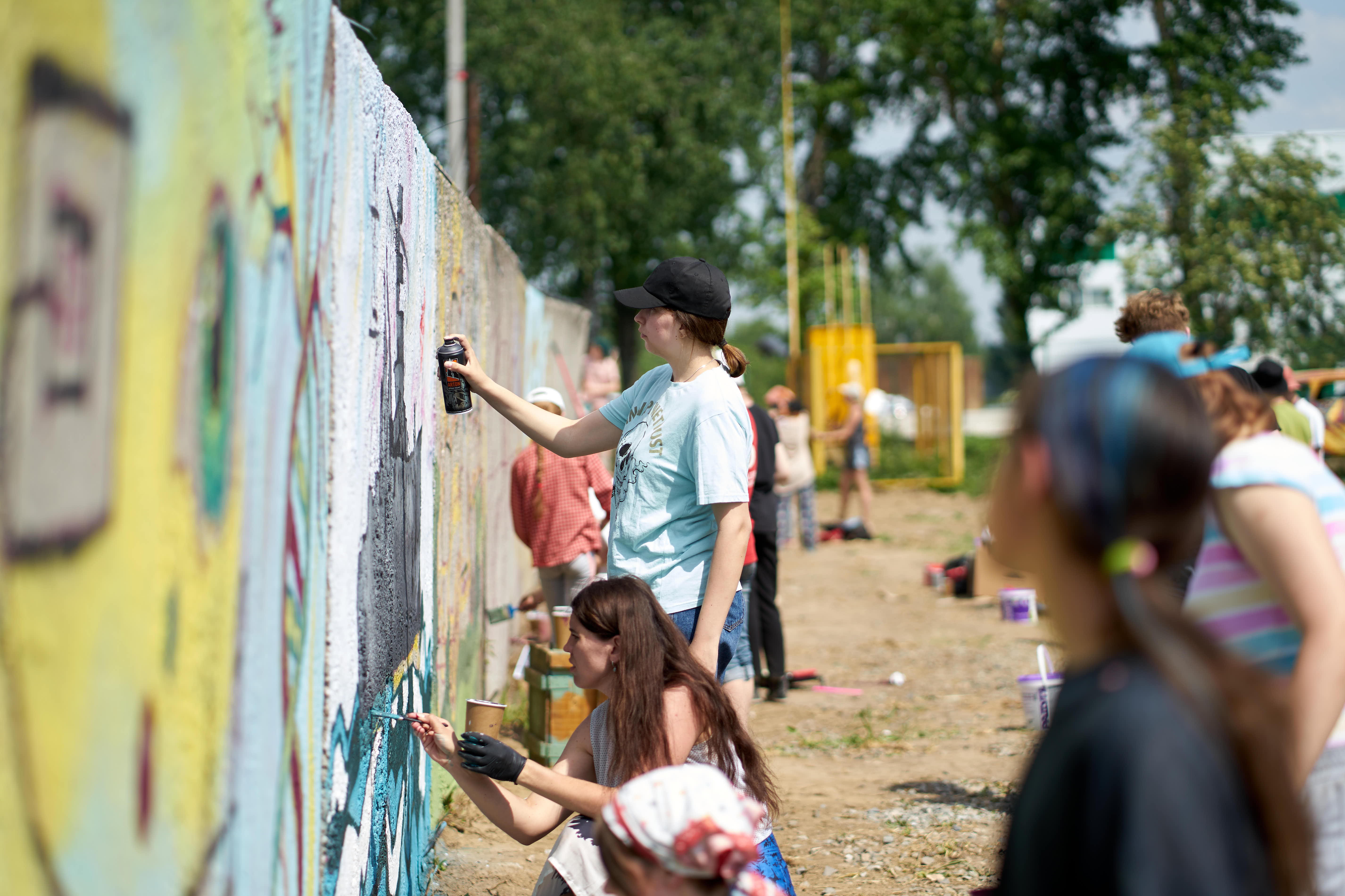Забор ретромузея «Галерея времени» изрисовали граффити