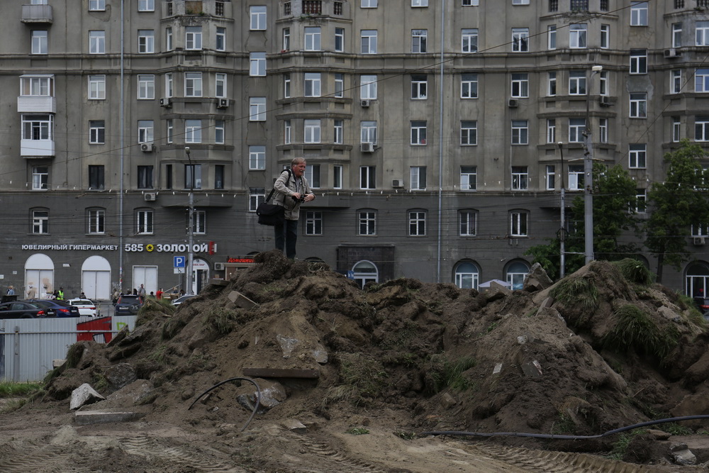 Подготовка к установке стелы на площади Калинина. Июнь 2022 года