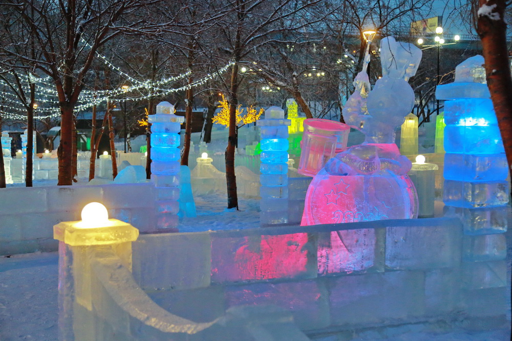Ледовый городок на Михайловской набережной. Декабрь 2022 года