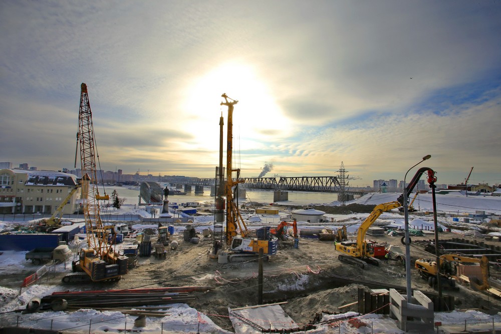 Вид на стройку моста с правого берега. Март 2021 года