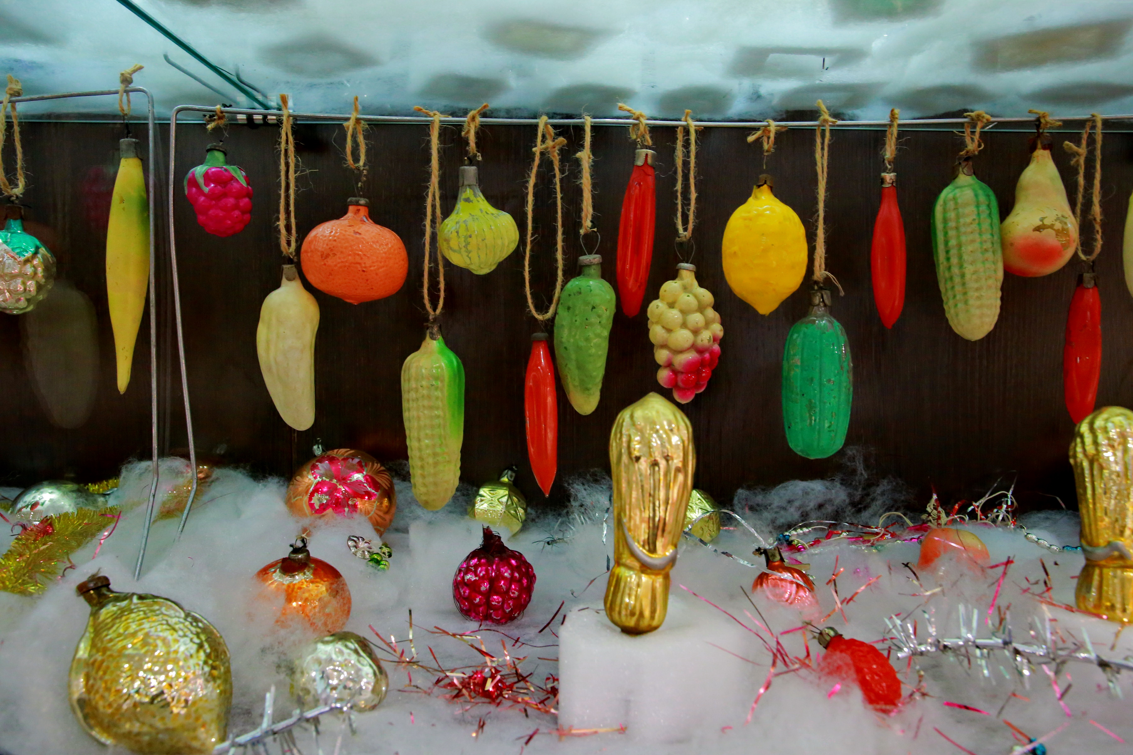 А ещё были виноград, лимоны, огурцы, малина, кукуруза, грибы... Ватные, пенопластовые, стеклянные.