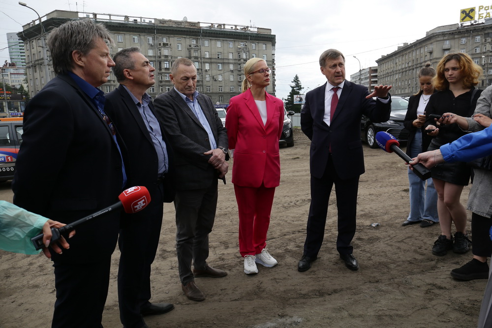 Подготовка к установке стелы на площади Калинина. Июнь 2022 года