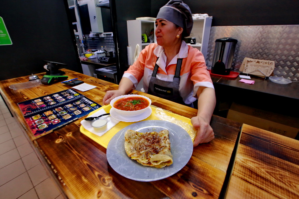 В начинку лепёшки идут мясо, зелень, тыква, зёрна граната, сыр, лук. На родине гутабов — в Азербайджане — их раньше готовили с верблюжатиной.