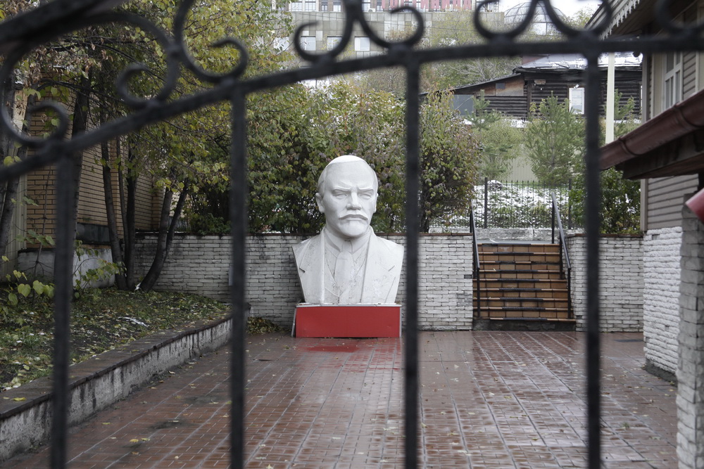 Бюст Ленина возле здания обкома КПРФ