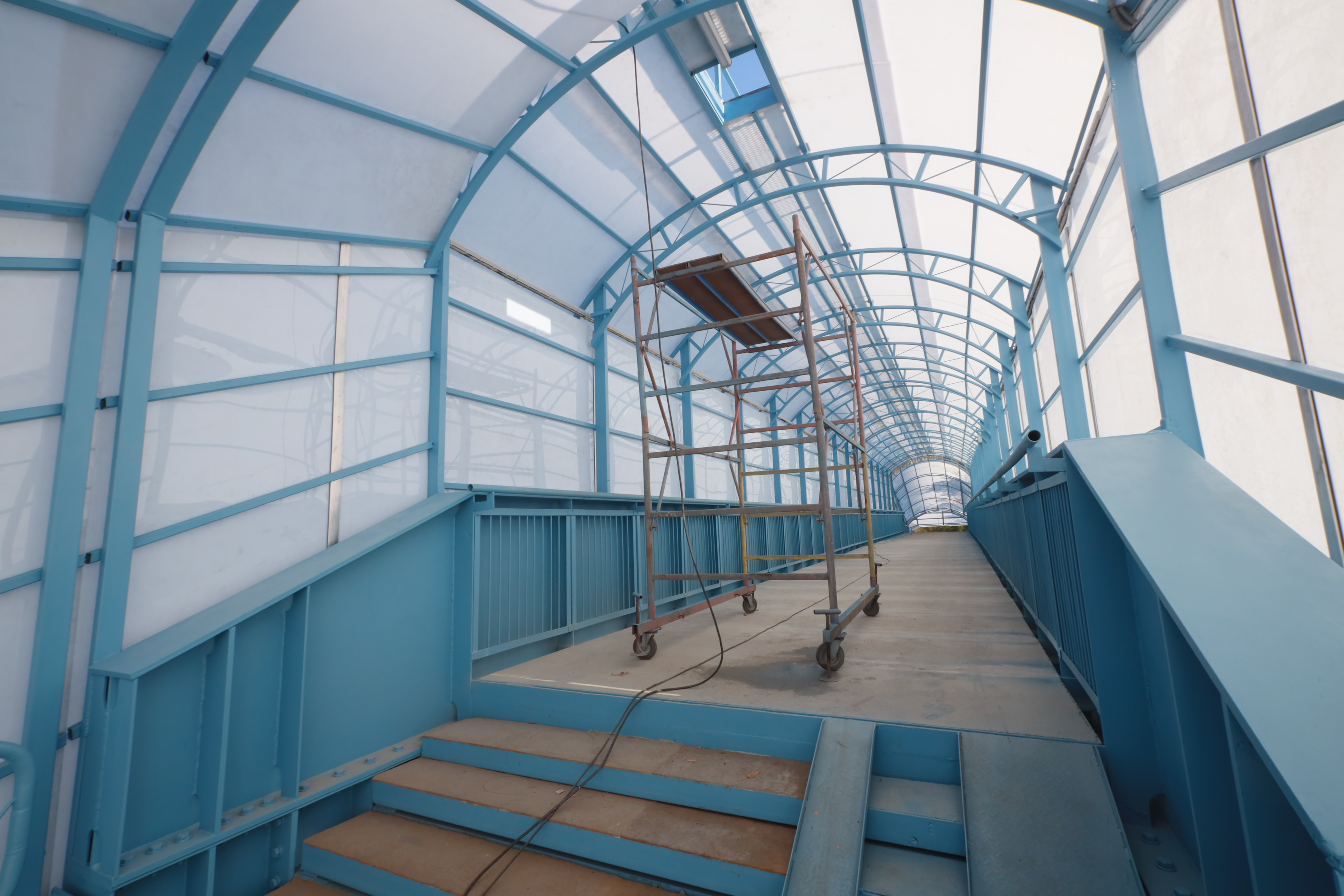 Пешеходный мост возле остановки «Прибрежный переулок»