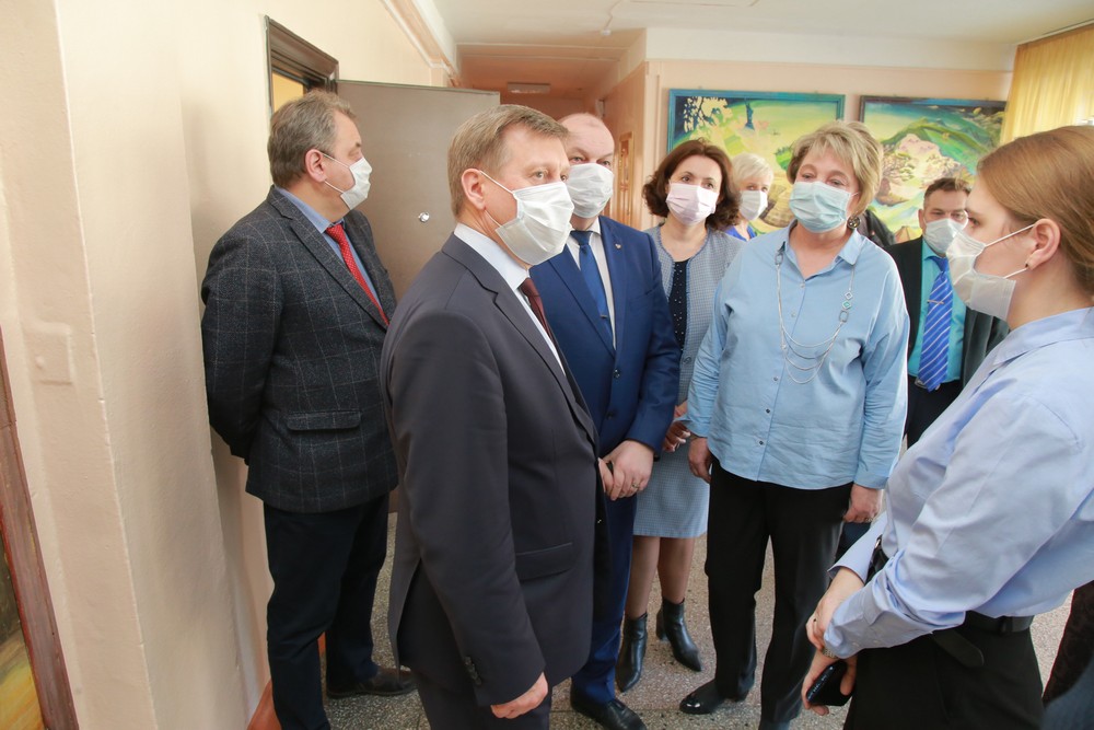 Мэр Локоть инспектирует работу учителей