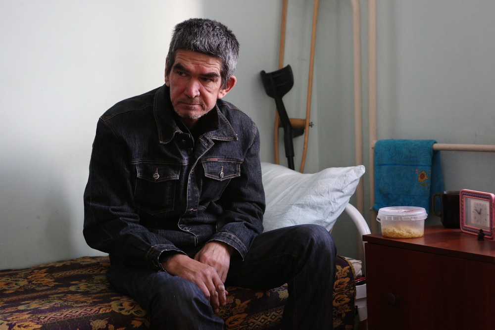 Трудно представить себе человека, который два года лежал под землёй. Живой. Спустился в коллектор, лёг на трубу, так и лежал под двумя метрами земли. Думал, никому не нужен. Недавно ему всем домом отметили 55 лет.