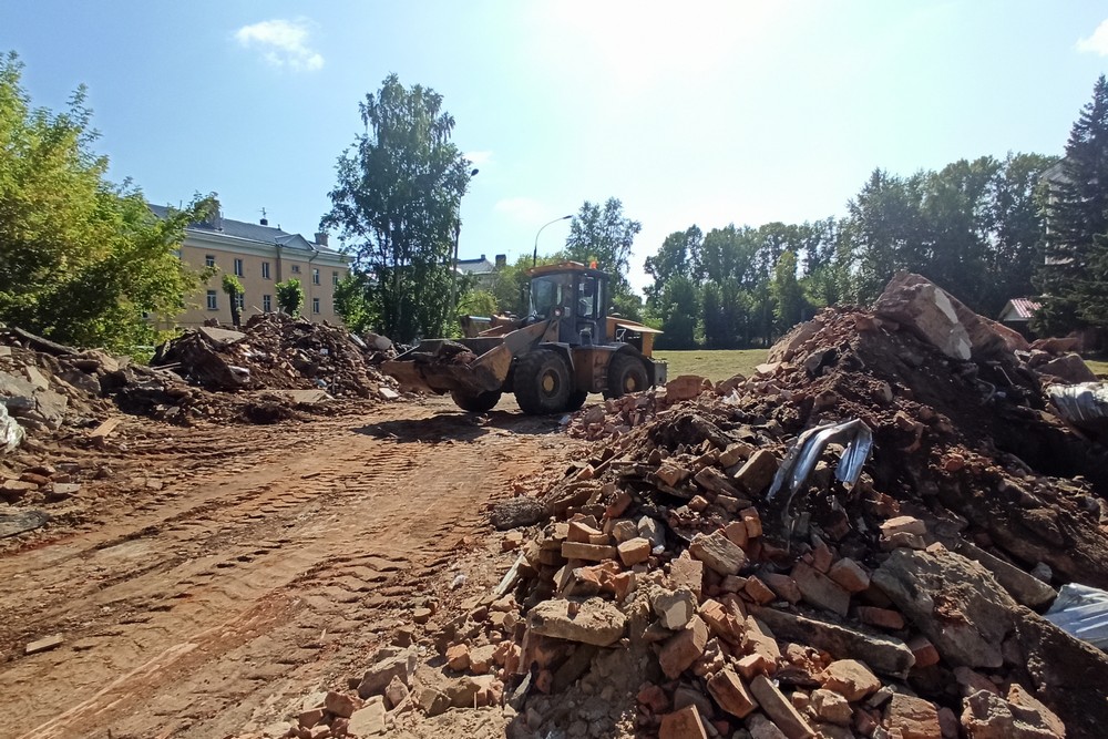 Техника разбирает остатки рухнувшей стены возле школы №57. Август 2021 года