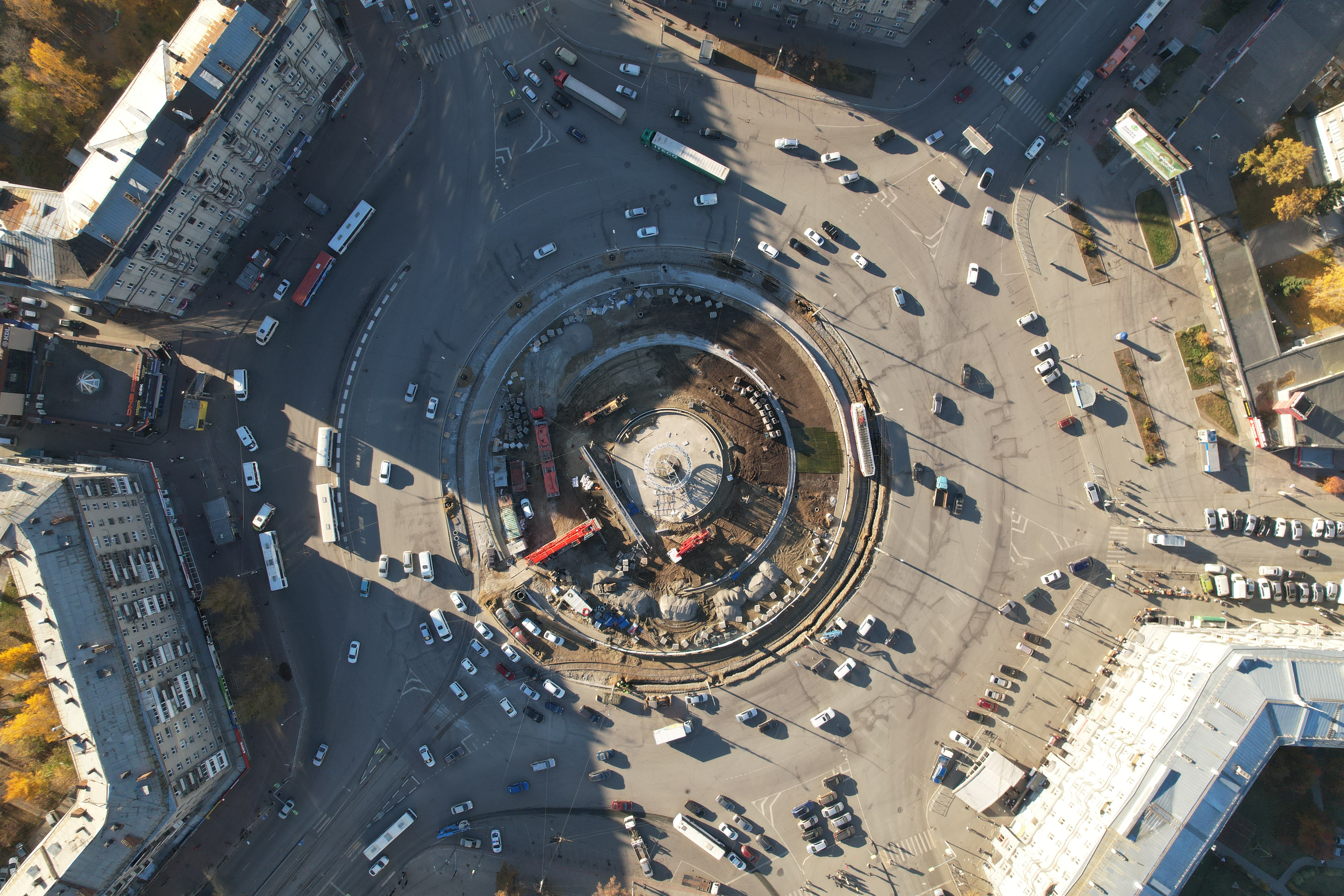 Установка шпиля стелы «Новосибирск — город трудовой доблести». 14 октября 2022 года