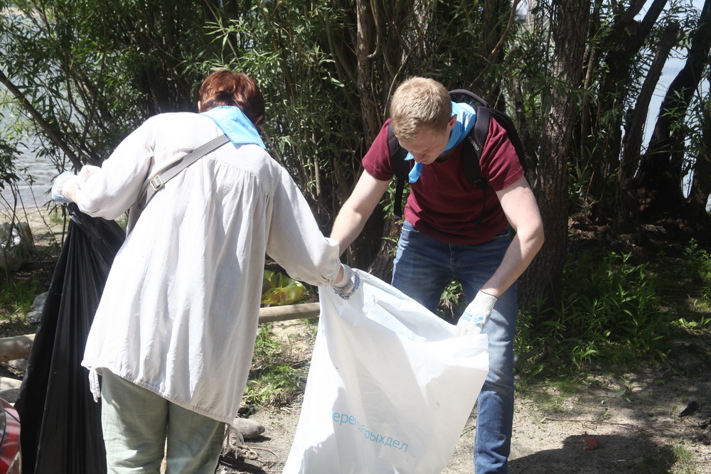 Уборка на острове Кустовой под Бугринским мостом. Июль 2022 года