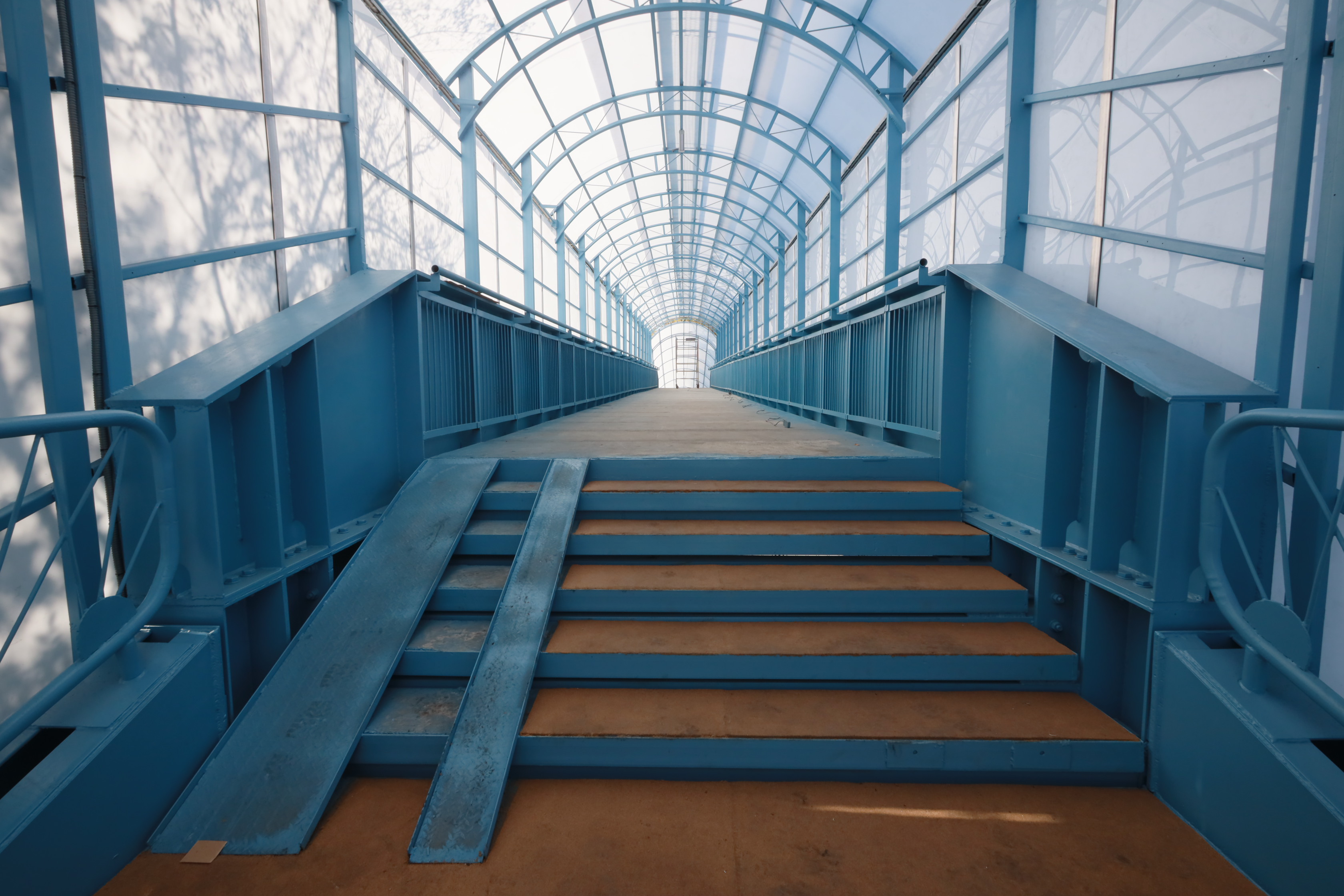 Пешеходный мост возле остановки «Прибрежный переулок»