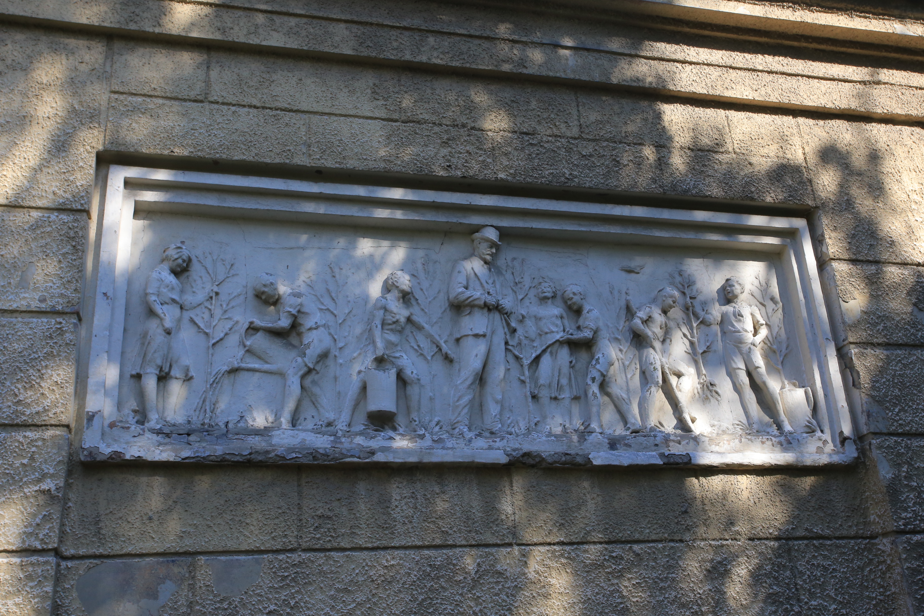 Барельефы на школе №54