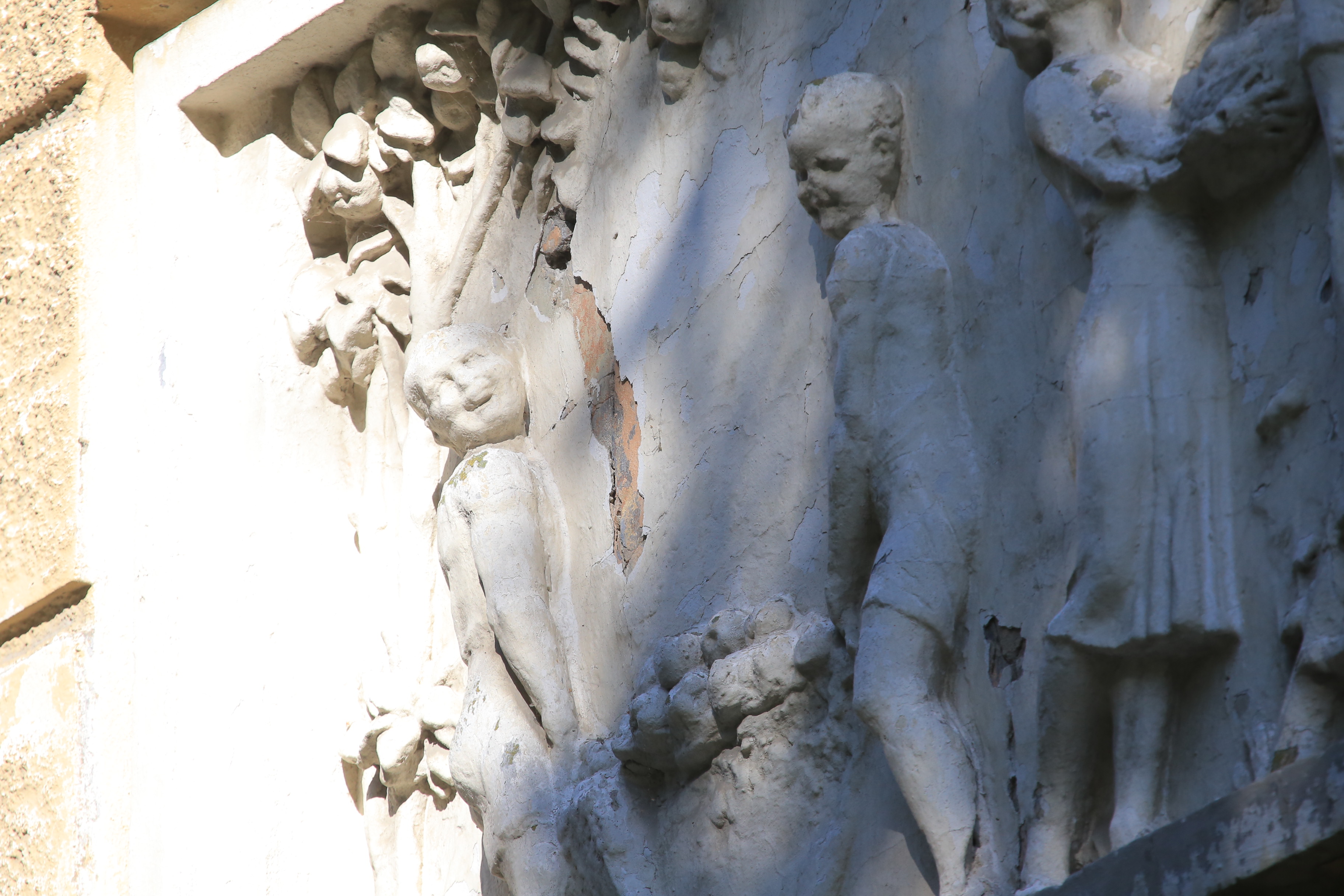 Барельефы на школе №54