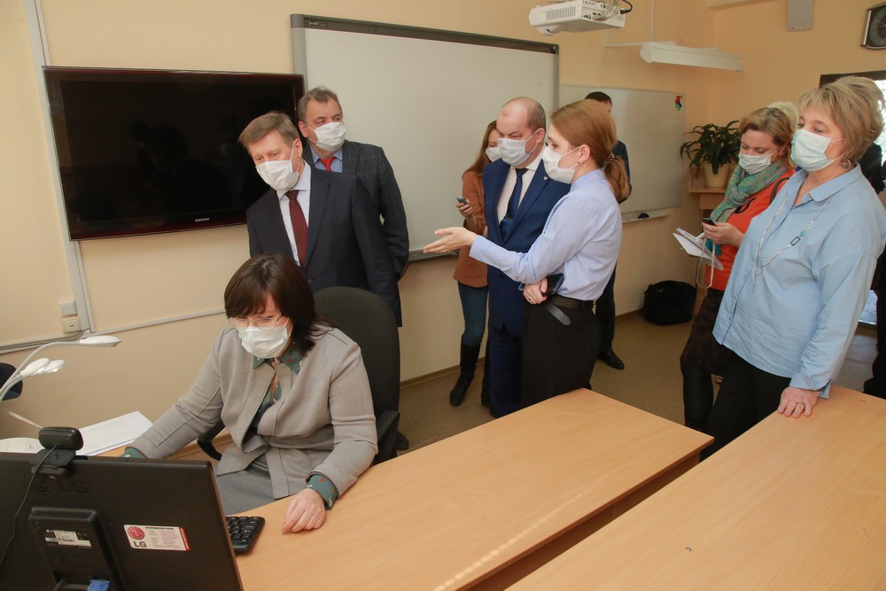 Мэр Локоть инспектирует работу учителей