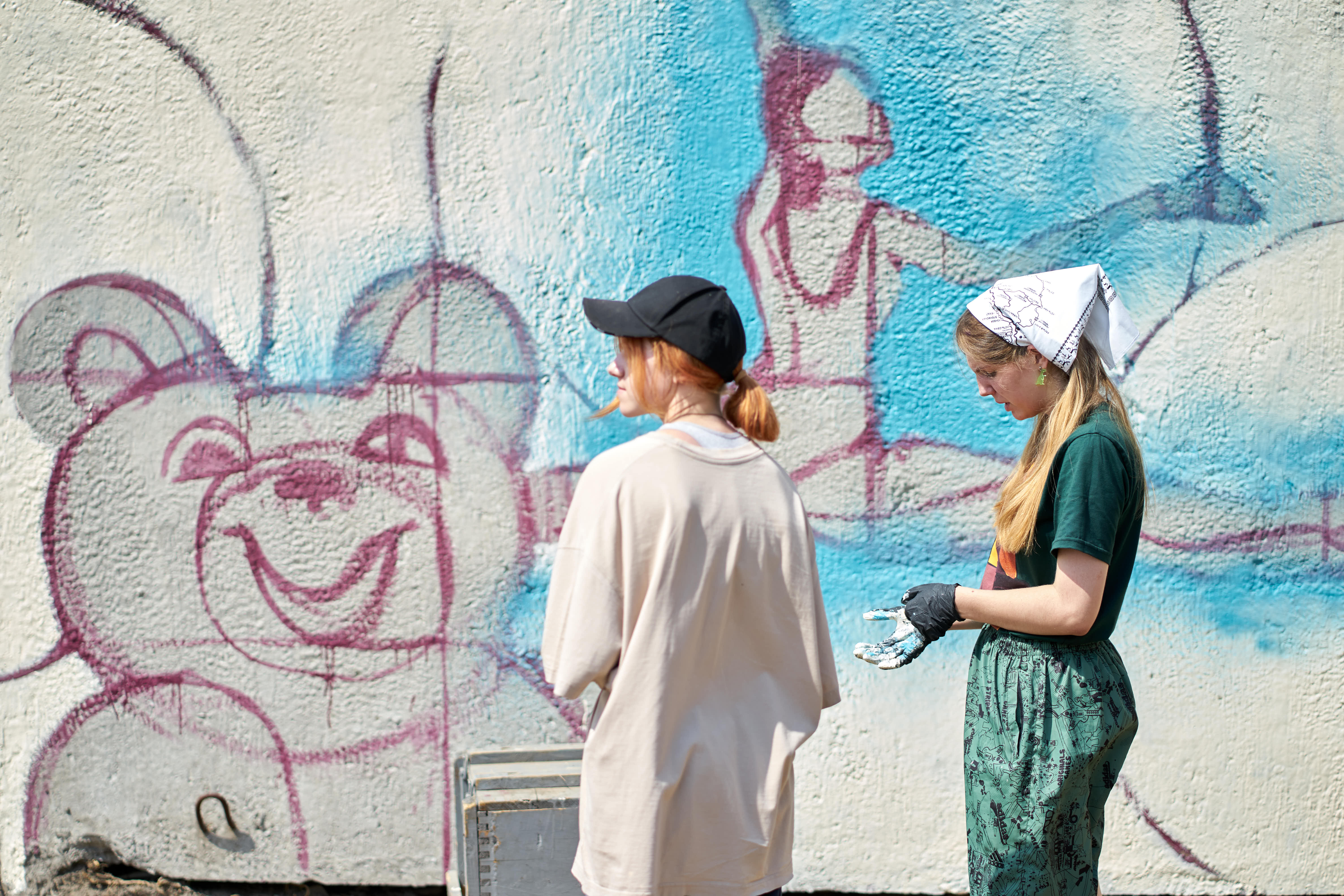 Как трещина стала молнией: забор ретромузея изрисовали граффити