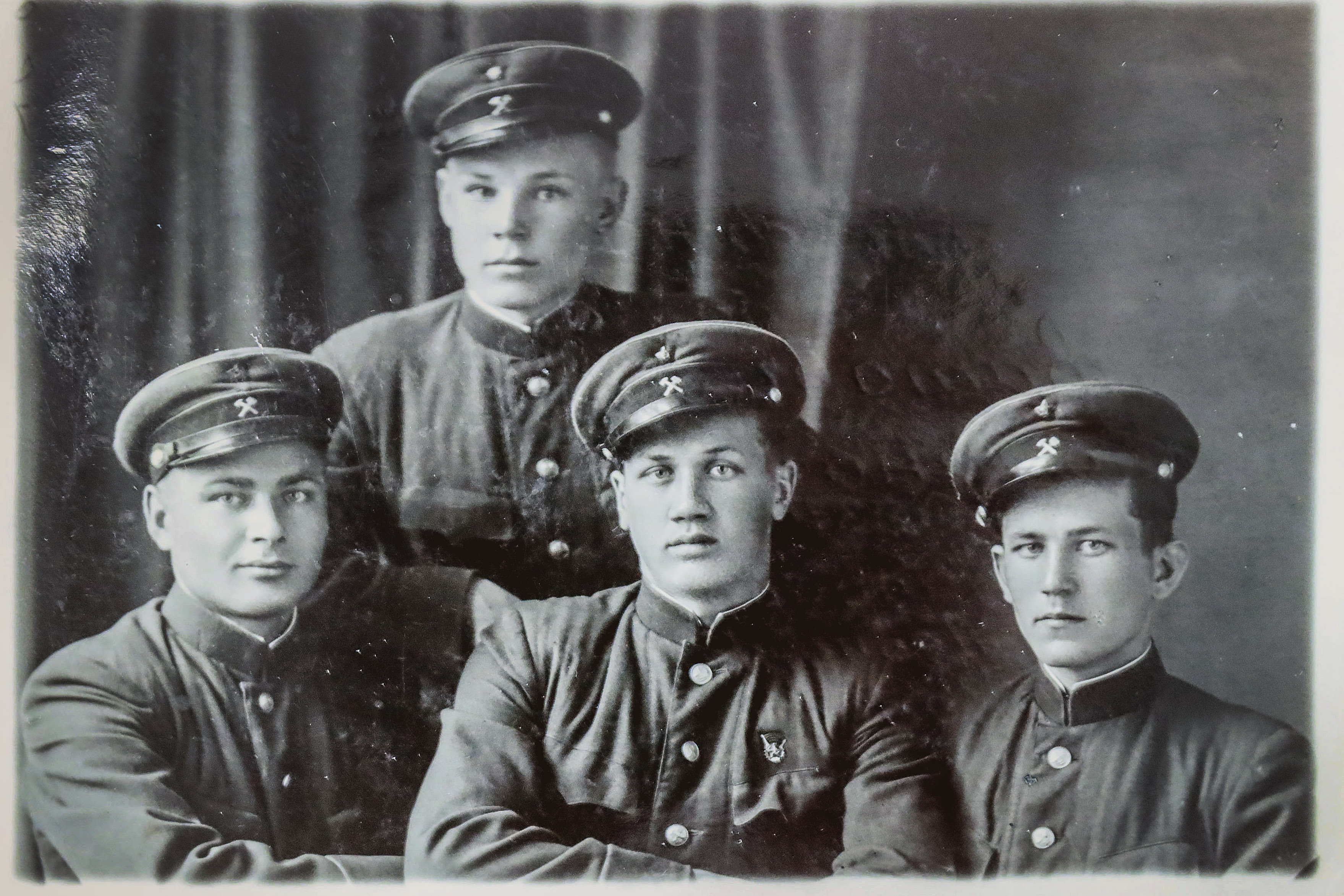 Документы и фотографии главного инженера проекта Евгения Бондаренко