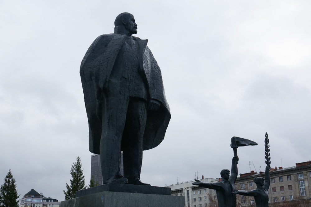 Памятник на площади Ленина