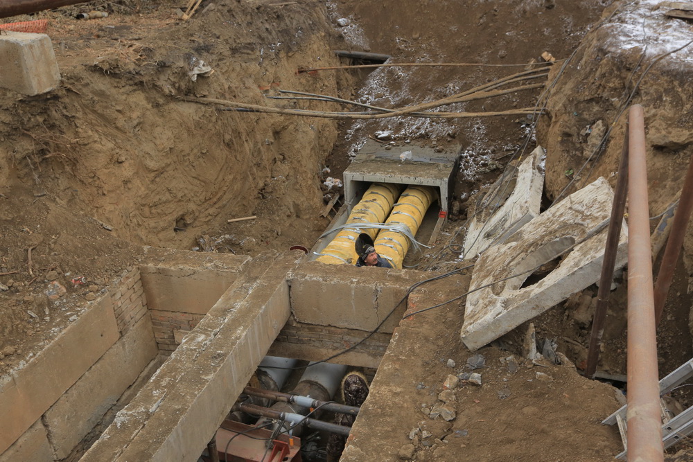 Ремонт теплосети на перекрёстке Приморской и Гидромонтажной. Ноябрь 2022 года