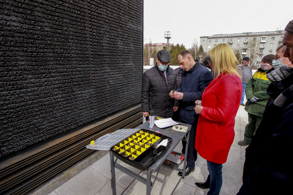 Замена металлических букв на Монументе Славы. Апрель 2020 года