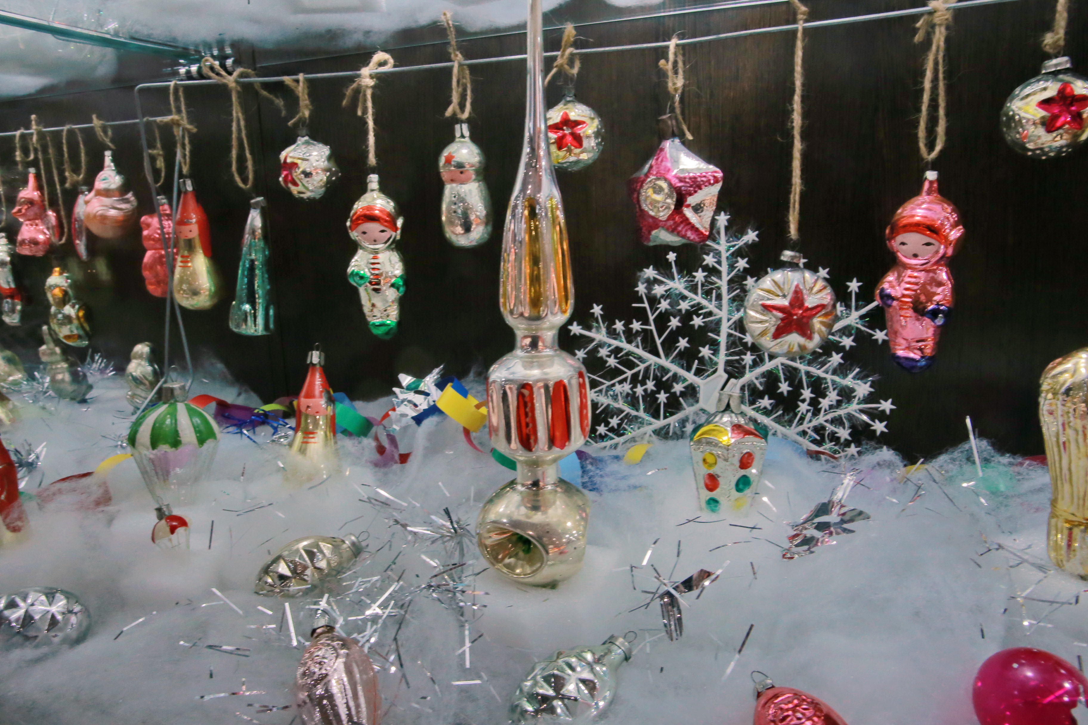 Новогодние украшения советских времён интересно разглядывать. Стеклянные гирлянды, фигурки из прессованного картона, шарики на прищепках — их всегда боялись разбить или порвать. Многие из таких игрушек остались в одном экземпляре, теперь их место в музее.