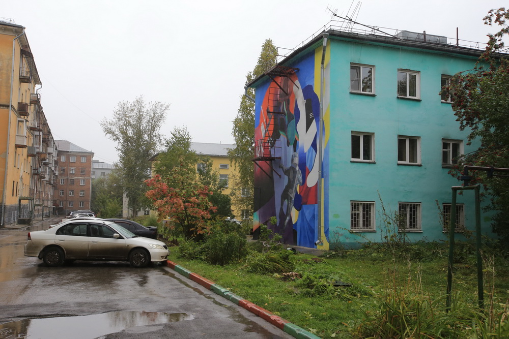 Граффити с Гагариным нарисовали на домах 30-х годов в Новосибирске