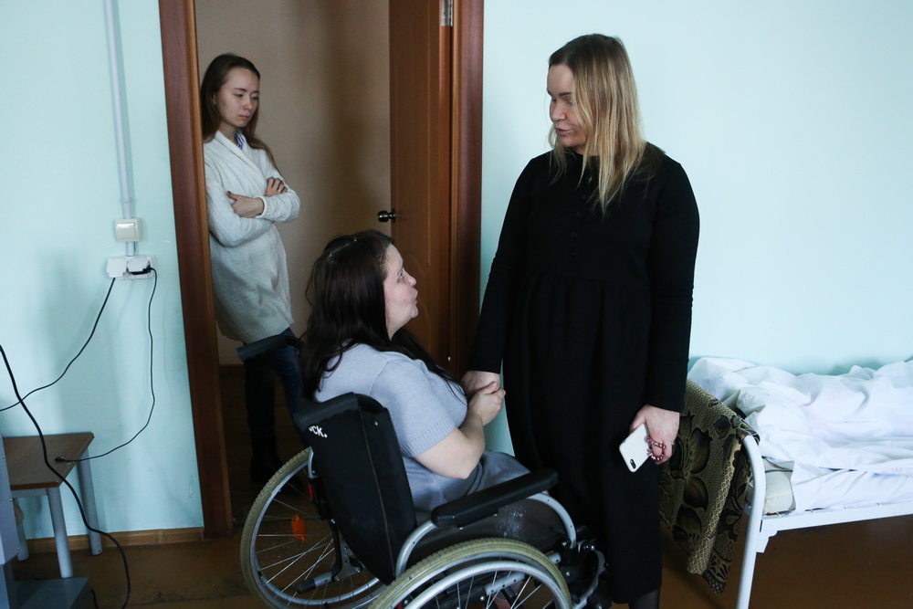 Наталья Чуфенёва — местная мать Тереза. Она занимается благотворительностью уже 10 лет. «Я красивая сегодня?» — спрашивает она свою подопечную. Та крепко обнимает её руками (единственное, что у неё двигается) и плачет.