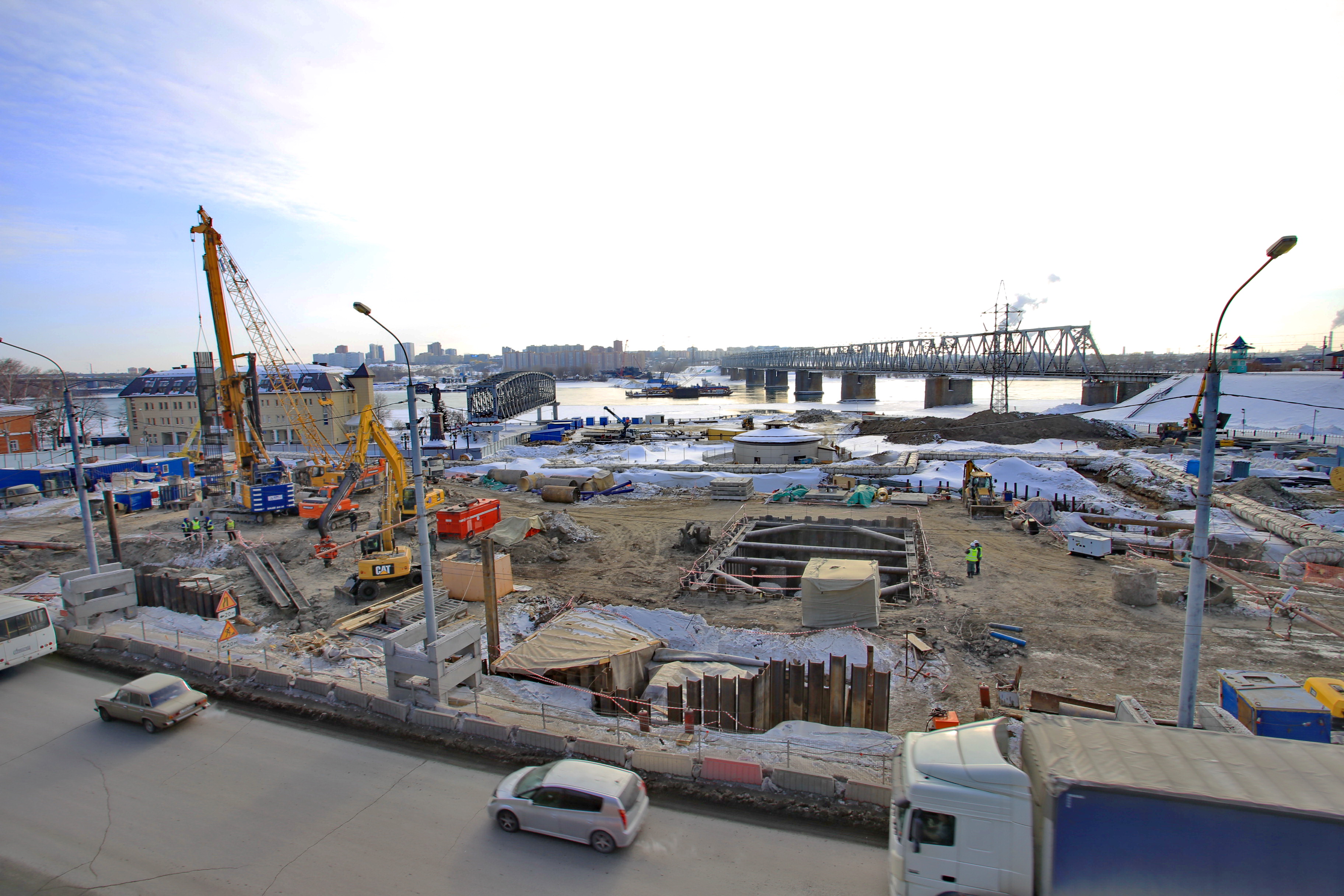 Вид на стройку моста с правого берега. Март 2021 года