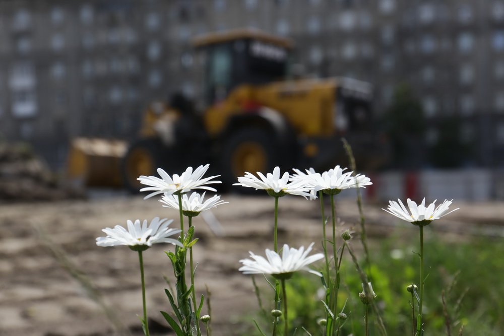 Подготовка к установке стелы на площади Калинина. Июнь 2022 года