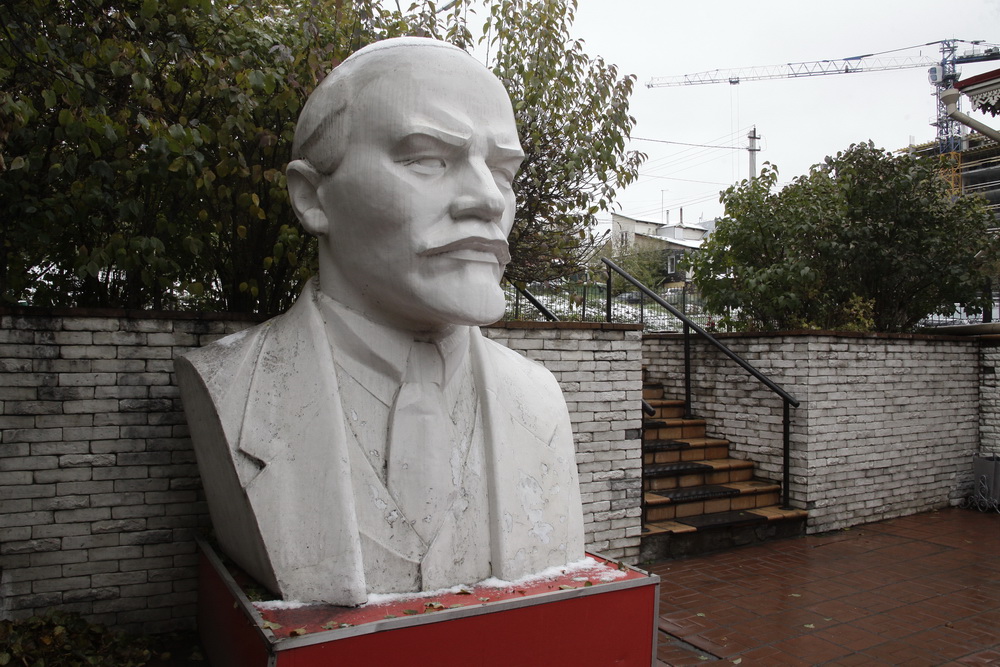 Бюст Ленина возле здания обкома КПРФ