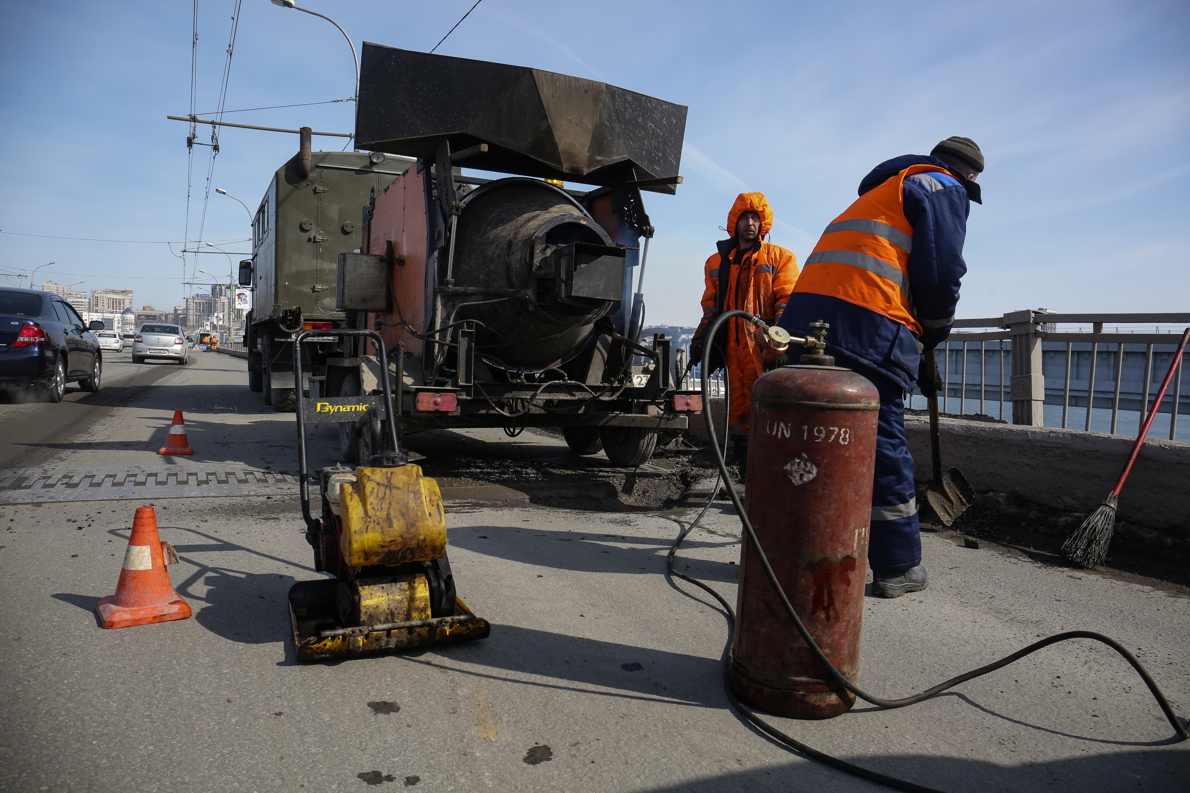 Ямочный ремонт на Октябрьском мосту. Апрель 2021 года