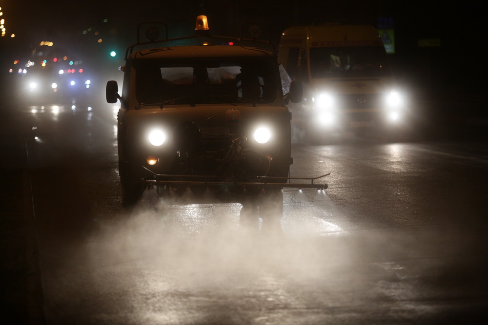 Как чистят дороги от пыли в Новосибирске