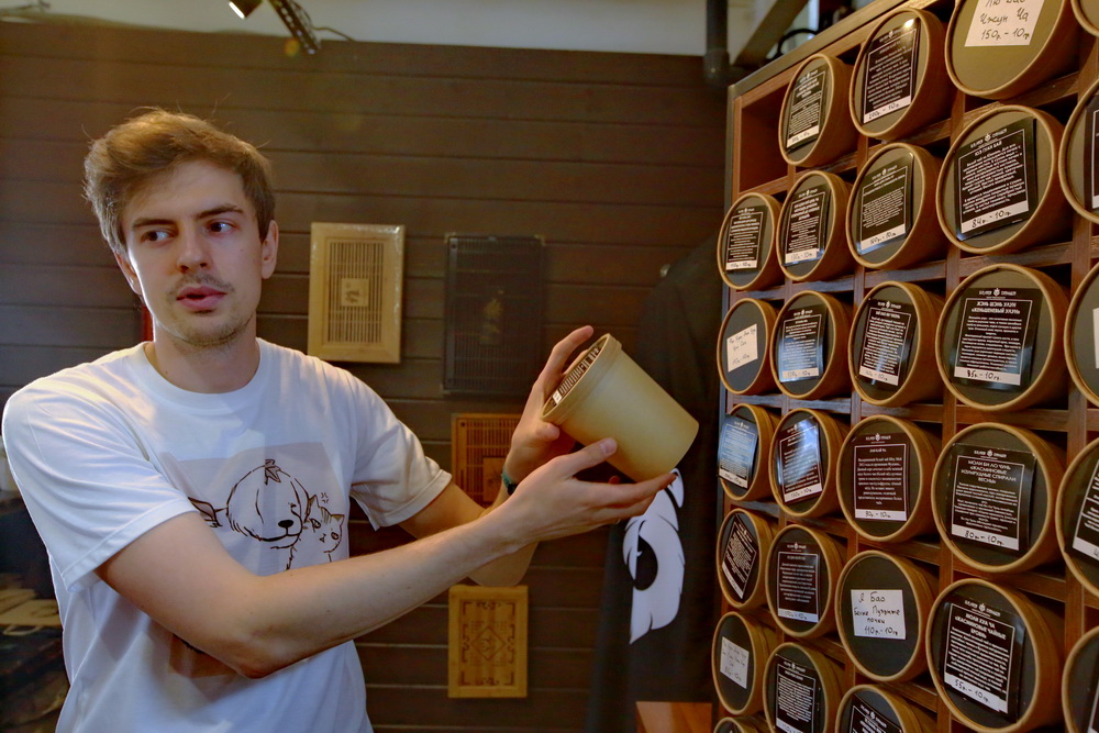 Огромный шкаф с ассортиментом впечатляет — тут более 350 сортов чая. Мастер покажет, как правильно его заваривать и какую атрибутику лучше использовать для чайной церемонии.