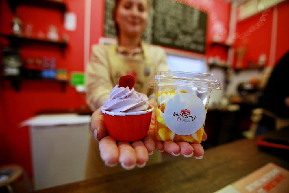 Ну и куда же без десерта! Sweet Day — находка для тех, кто следит за фигурой или кому нельзя сладкое по здоровью. В составе ничего вредного — сироп топинамбура, стевия, мука миндаля и прочие полезности.