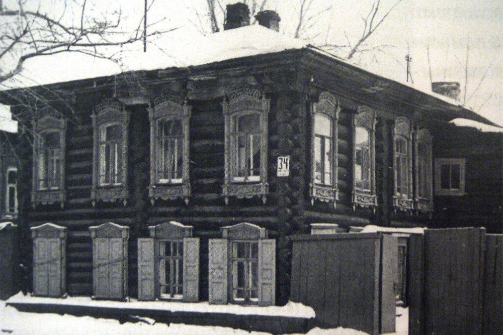 На месте жилого дома Rich House (ул. Коммунистическая, 34) раньше располагался построенный в 1902 году двухэтажный жилой дом Л. И. Лапшина — доверенного лица администрации колыванского и московского купца первой гильдии Е. А. Жернакова.