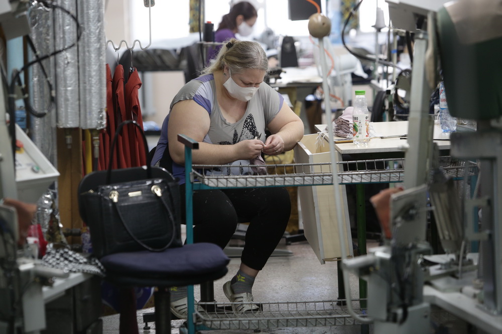 Производство масок на фабрике «Синар»