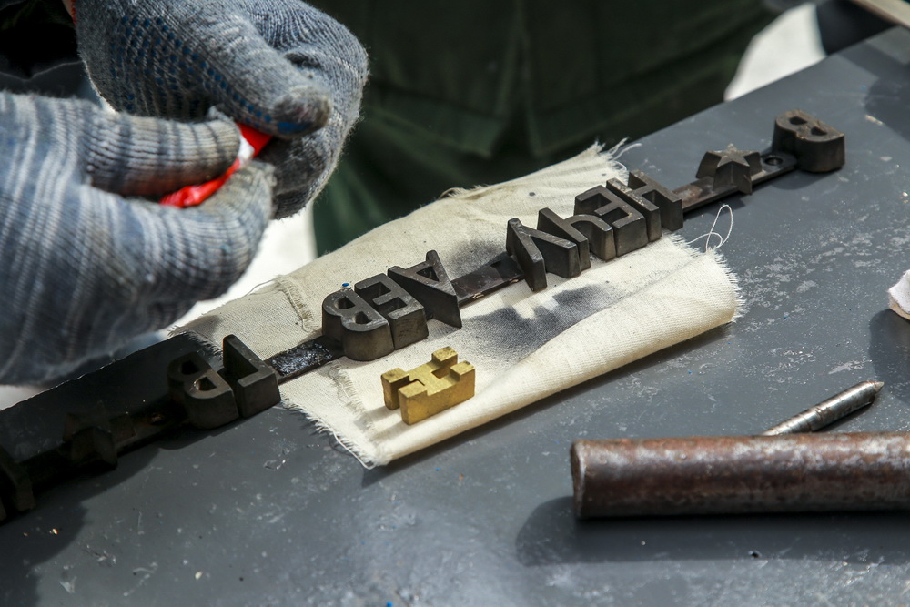 Замена металлических букв на Монументе Славы. Апрель 2020 года