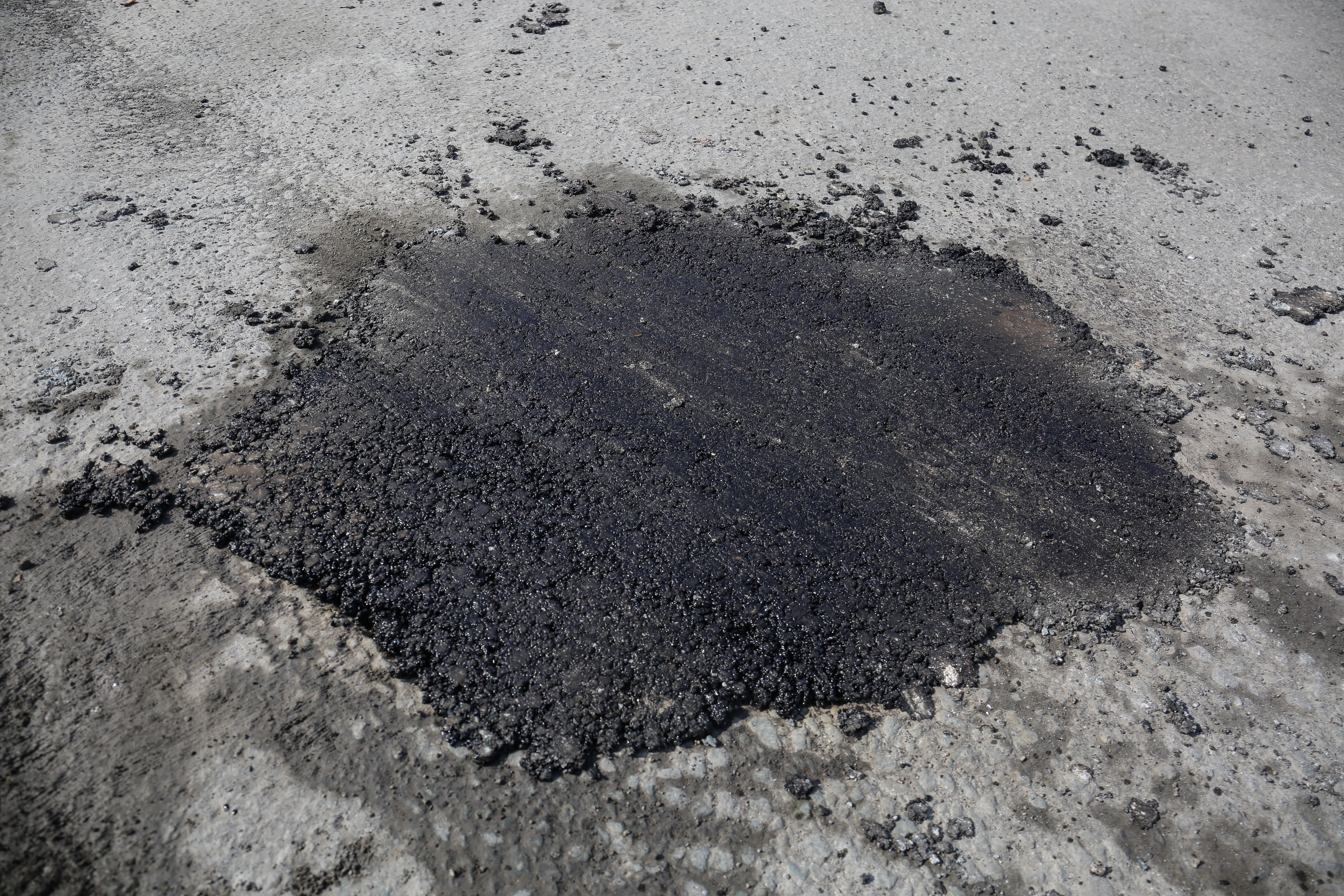 Ямочный ремонт дорог холодным асфальтом.  Апрель 2021 года