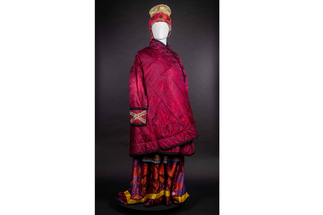 Вариант праздничной одежды старообрядки Забайкалья («семейской»), конец XIX — начало ХХ века. Сборы доктора исторических наук Ф. Ф. Болонева. Место хранения: Институт археологии и этнографии СО РАН, Новосибирск.