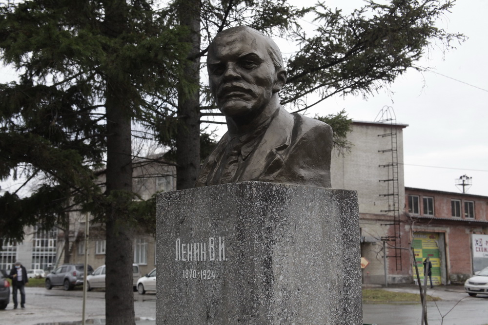 Бюст на улице Кутателадзе