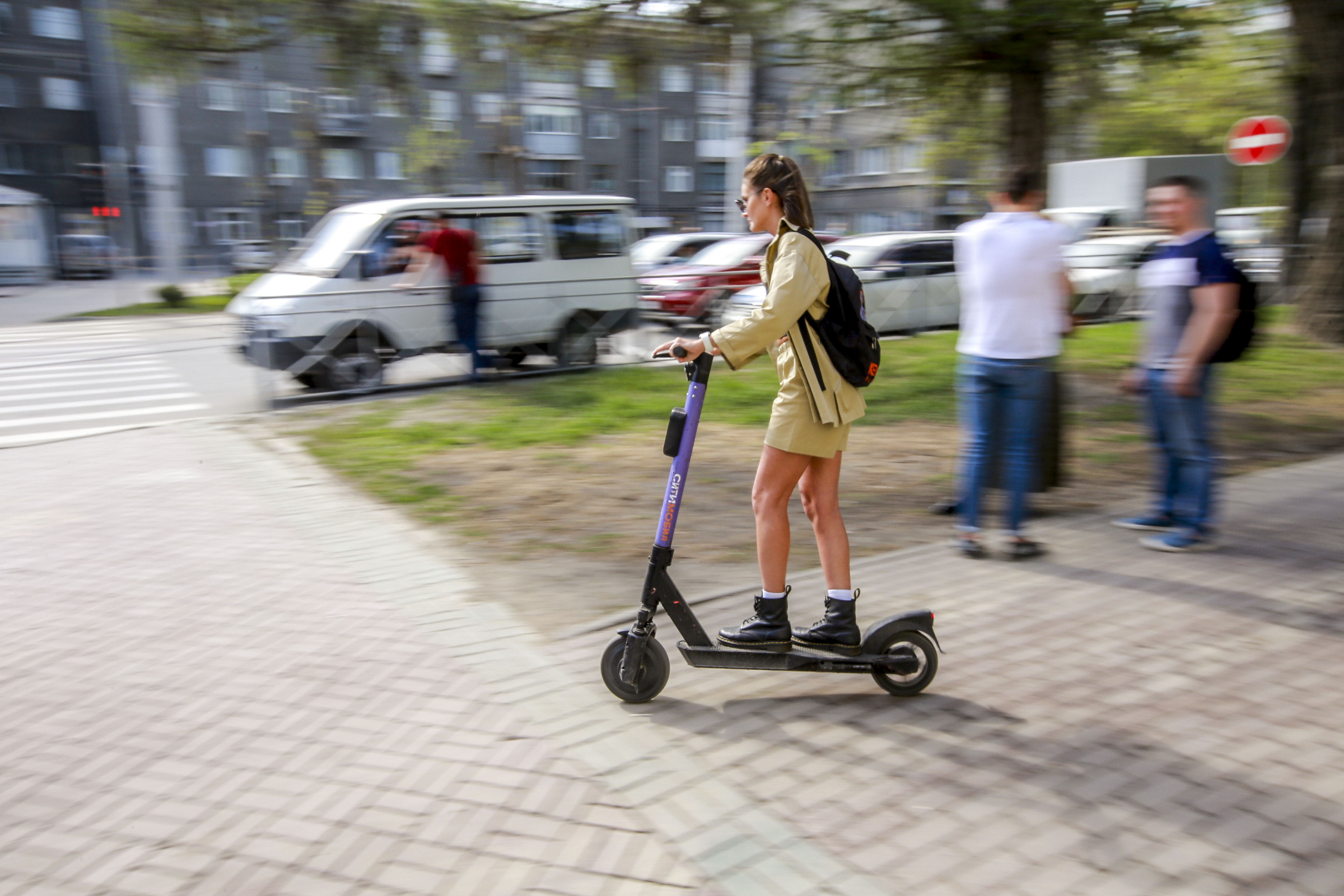 Изъятие хаотично припаркованных самокатов в центре Новосибирска (14 мая 2022 года)