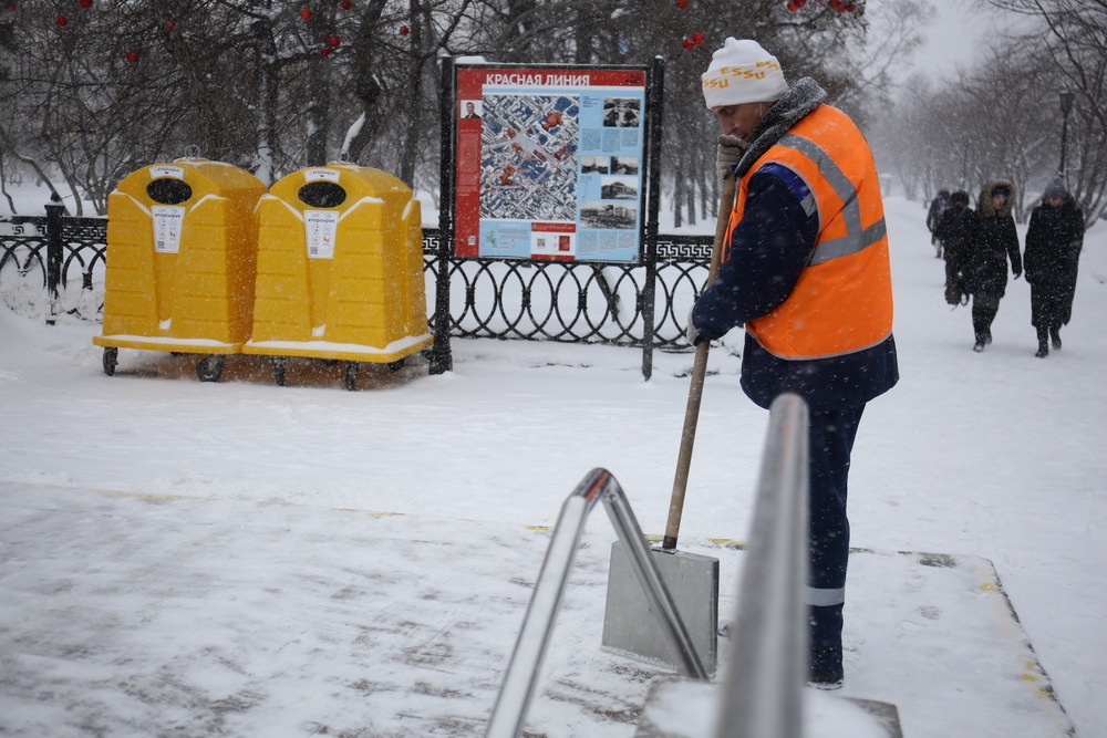 Контейнеры для раздельного сбора мусора на площади Ленина. Декабрь 2021 года
