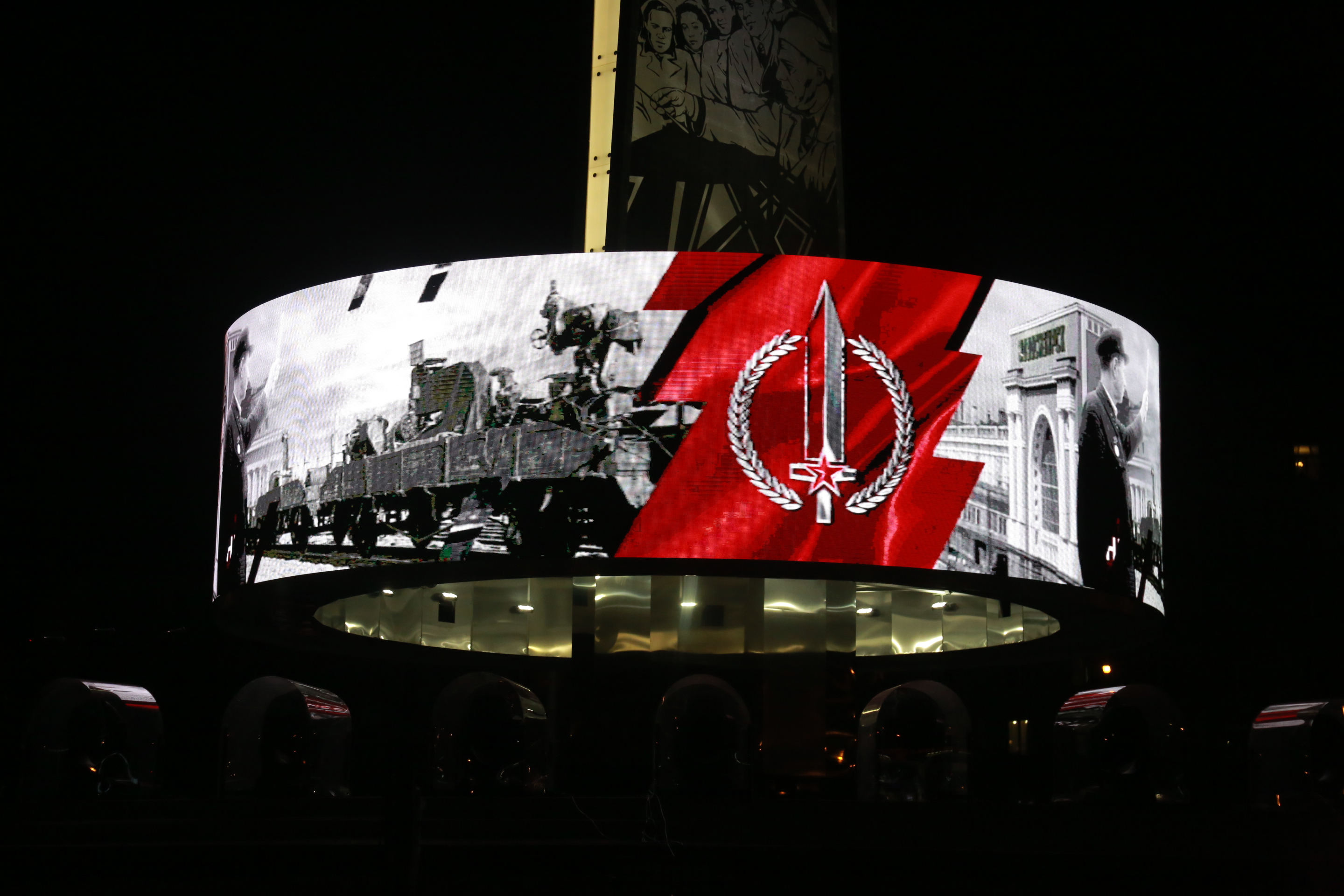 Открытие стелы «Город трудовой доблести» на площади Калинина