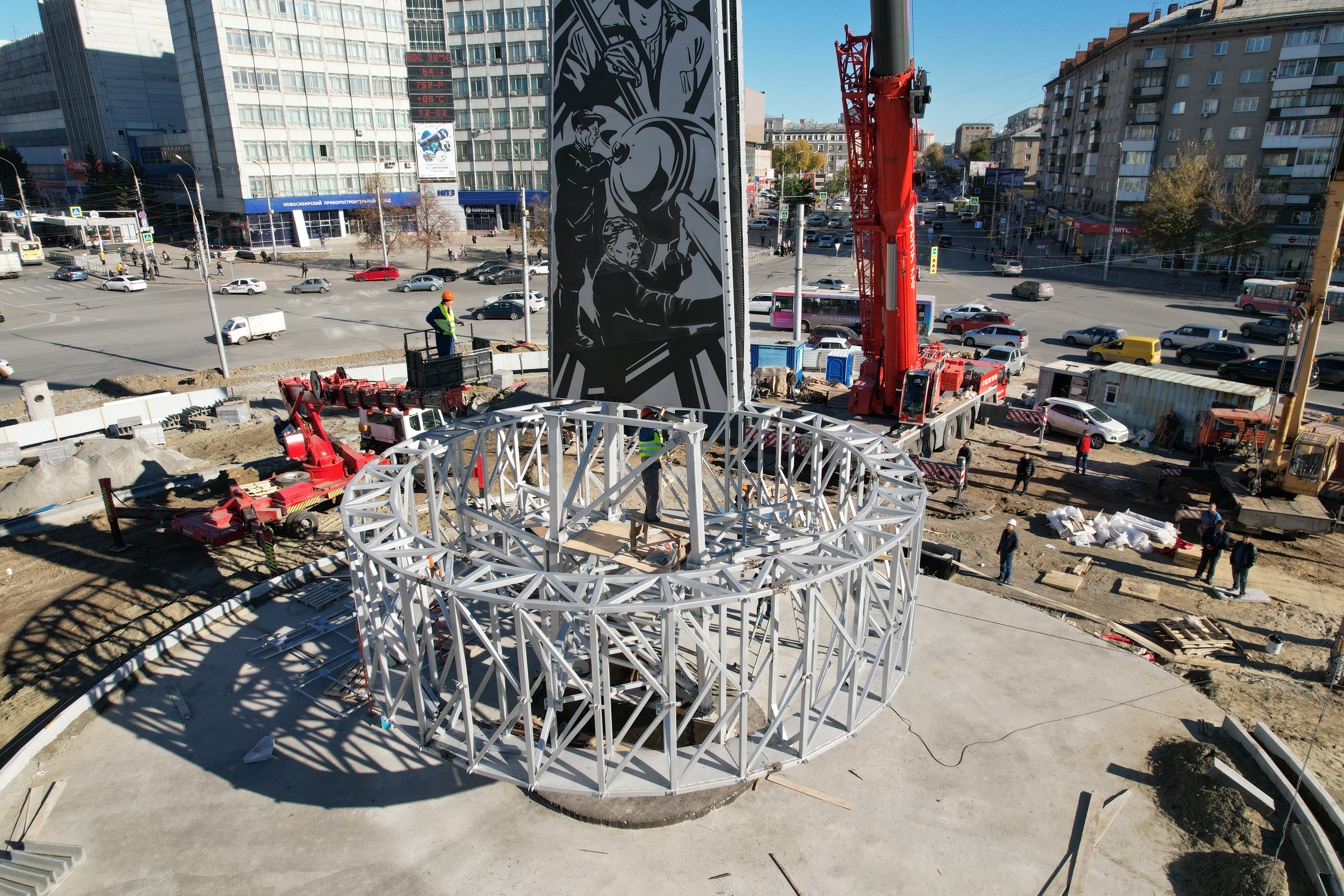 Установка шпиля стелы «Новосибирск — город трудовой доблести». 14 октября 2022 года