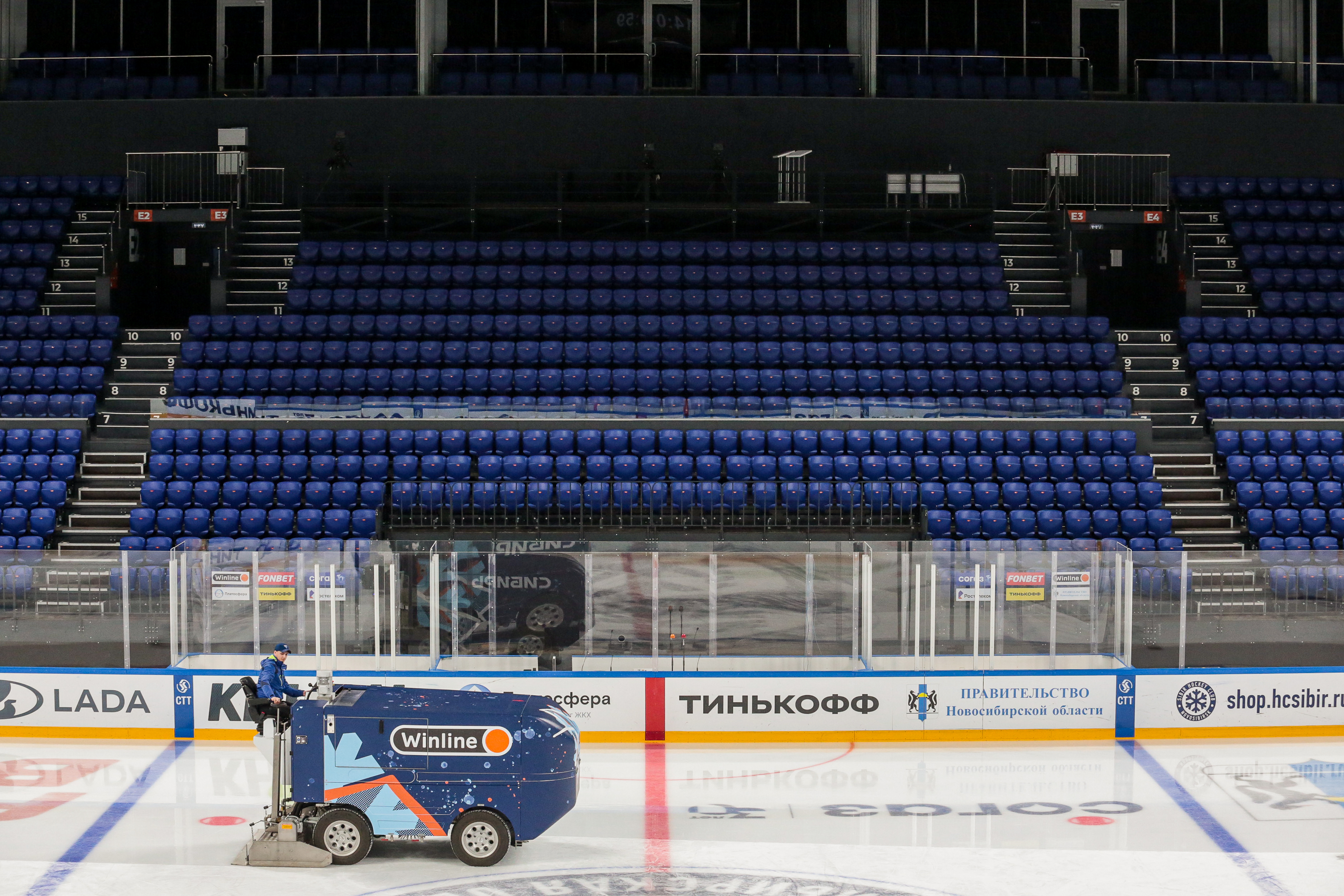 Процесс работы ледозаливочного комбайна